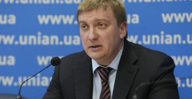 В Кабмине не пускают журналистов к министру Петренко