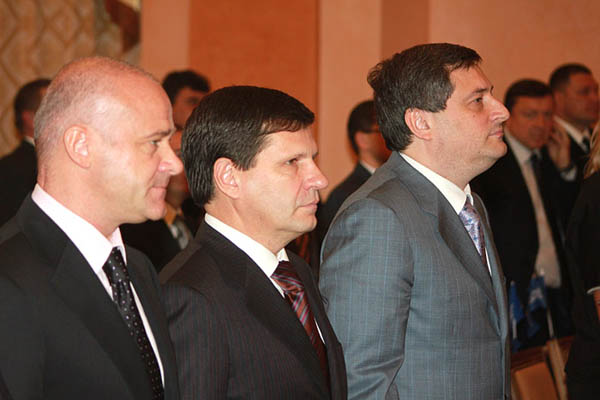 Матвийчук, Костусев и Труханов получили четыре миллиона долларов за Одесский аэропорт