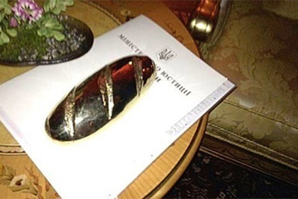 ПРОПАЖА МЕСЯЦА: ПРОКУРОРЫ "ПРОТЕРЯЛИ" ЗОЛОТОЙ БАТОН ЯНУКОВИЧА