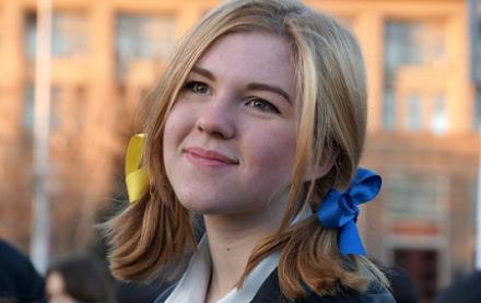 ФСБ терроризирует российских школьниц за сине-желтые ленты в косичках