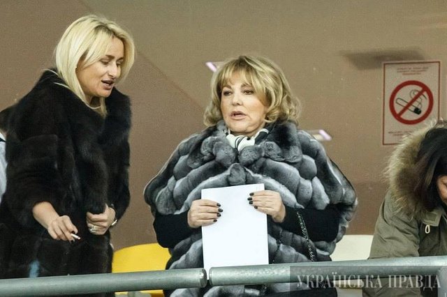 Донька Суркіса смалить біля знаку «палити заборонено». ФОТОФАКТ