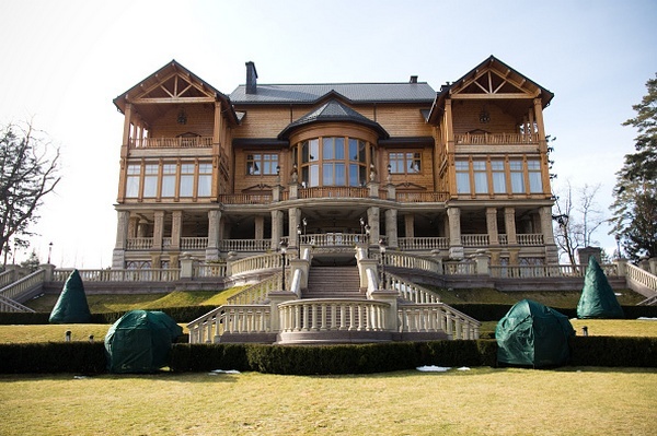 Из Межигорья таинственно исчезают ценные вещи