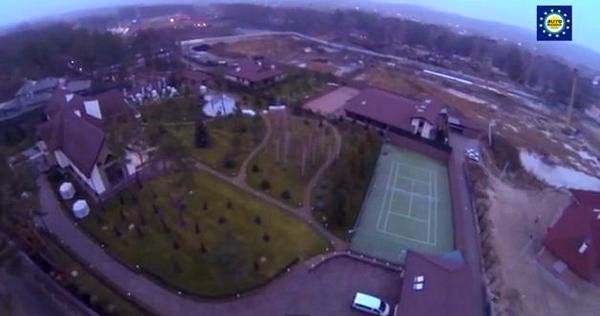 Суд сохранил за беглым министром Захарченко его имение