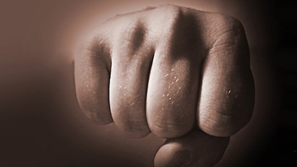 У Львові побили дитину за тризуб на светрі