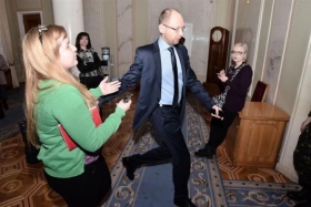 Яценюк краде в держави 7,5 мільярдів за квартал - журналіст