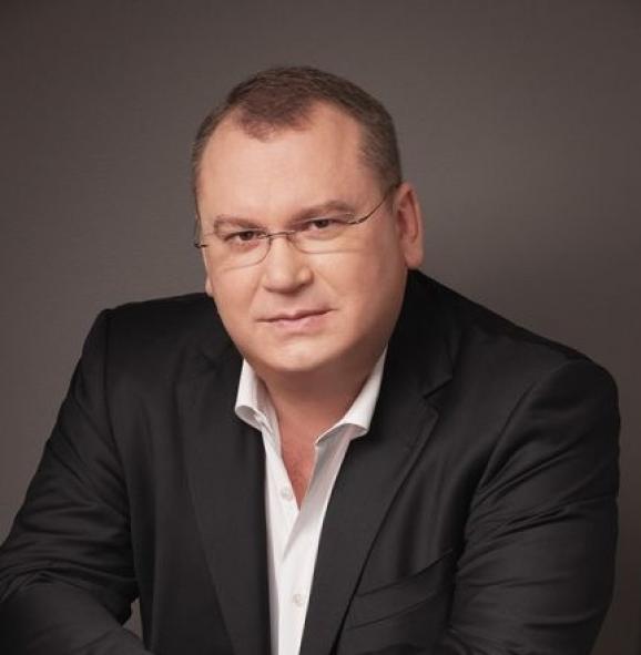 Крісло мільярдера Коломойського віддали мультимільйонеру-колекціонеру Range Rover’ів та Lexus’ів