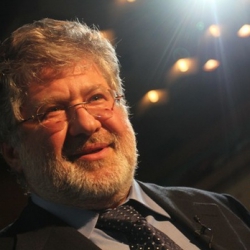 Банк Коломойского опровергает слухи и просит денег