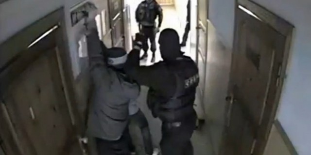 Хунтовец из СОБРа наносит удары плотнику просто так.Великий Устюг (видео)