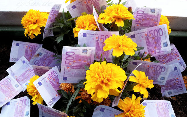 В страхе "бездонной ямы" коррупции Запад отложил финансовую помощь Украине