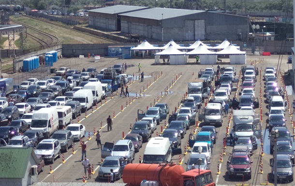 На Керченской переправе транспортный коллапс: стоят более 3000 авто