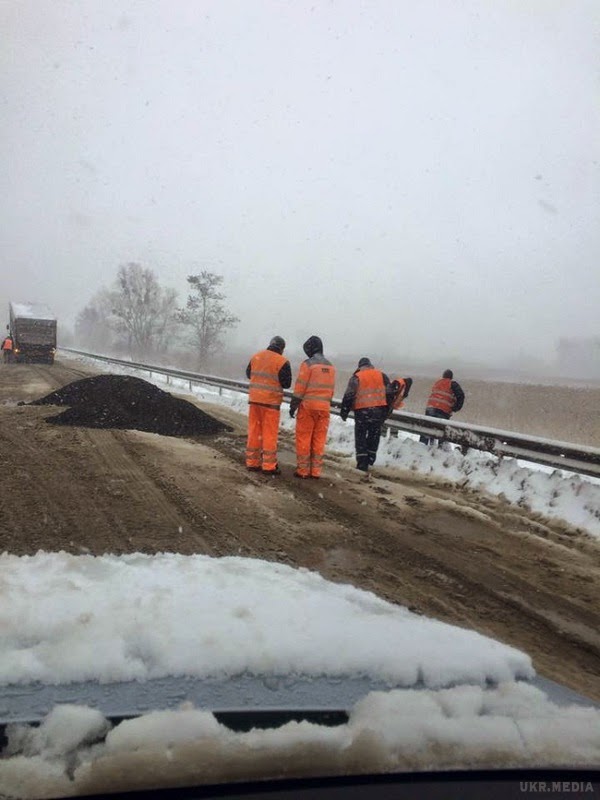 На Львівщині роблять «європейські дороги» в снігопад (фото)