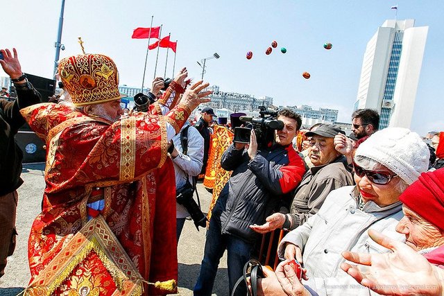 У Владивостоці батюшка кидав прихожанам… яйця, а ті падали на коліна