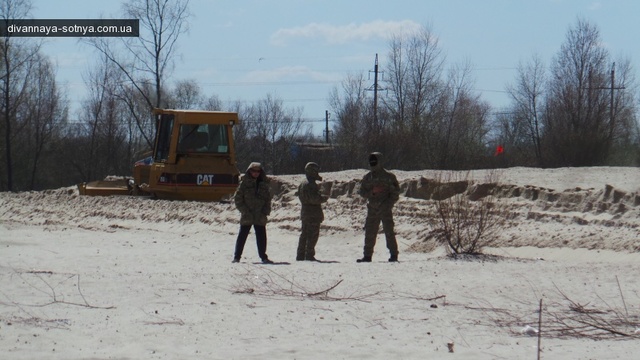 Місцеві мешканці осокорків прийшли звільняти автостоянку від рейдерів