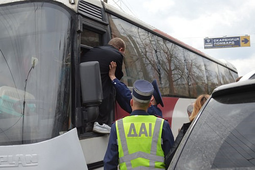 Даішники не чекали рятувальників, а витягували людей з автобуса