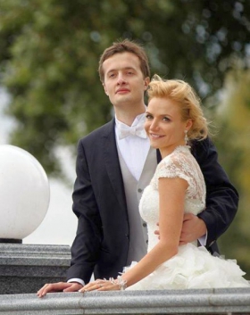 Порошенко-молодший живе на одну зарплату, а його дружина виявилася мільйонеркою