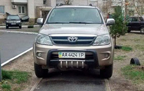 Голова Дарницького району паркується на тротуарі. ФОТО