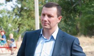 В Лисичанске экс-регионал поздравил ветеранов российскими медалями