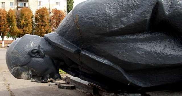 Ленінопад: ще один постамент Ілліча не встояв у Краматорську