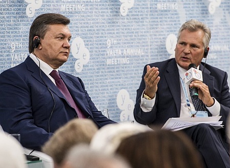 Янукович брехав Квасневському, що виграв свої мільйони у покер?