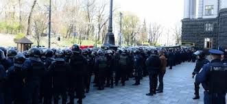 Яценюк, как когда-то и Азаров, прячется за спинами милиционеров