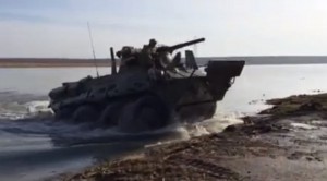 Украинский БТР-3Е преодолевает водную преграду