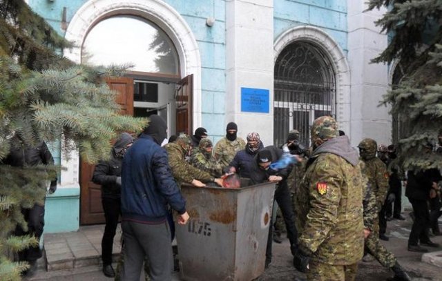 Днепродзержинских "мусорных люстраторов" могут наказать по закону