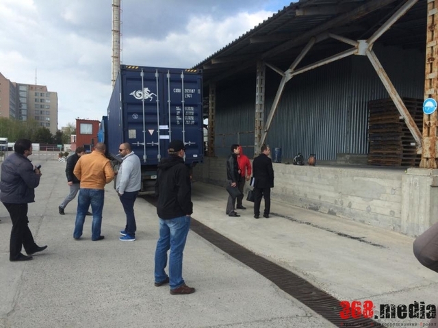 В Ильичевском порту в контейнере обнаружили более пяти тысяч контрабандных шокеров