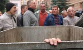 В Днепродзержинске правосеки забросили в мусорный бак депутата-“фронтовика”