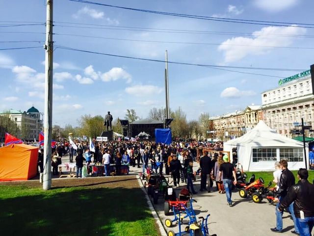 Террористы в Донецке устроили рок-гульбище: распродают чашки с Путиным и Захарченко