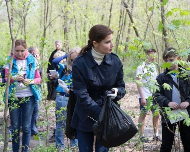 Марина Порошенко сделала селфи во время субботника