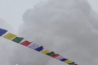 Спасаться бегством бесполезно: альпинисты на Эвересте сняли момент схождения лавины