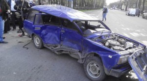 В Донецке пьяный боевик устроил ДТП и прострелил ногу водителю (фото)