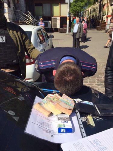 В Киеве задержаны следователи, вымогавшие $5 тысяч взятки (ФОТО)