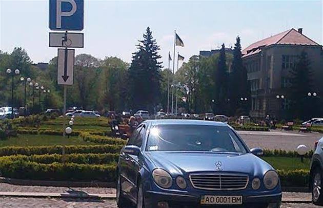 ФОТОФАКТ: "МЕРИН" ЗАКАРПАТСКОГО ОБЛПРОКУРОРА ЯНКО ПАРКУЕТСЯ НА МЕСТЕ ДЛЯ ИНВАЛИДОВ