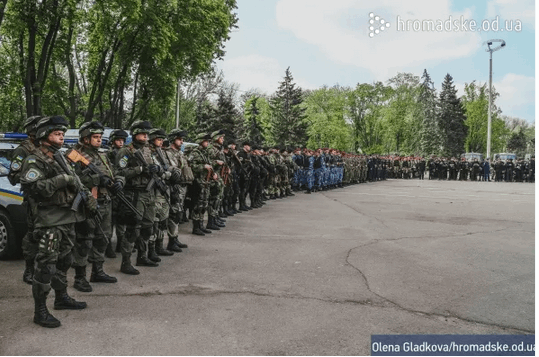 На улицы Одессы вышли тысячи силовиков и выехали БТРы: фоторепортаж