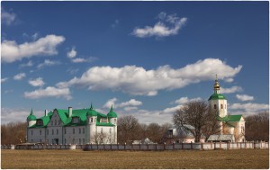 “Вон сколько бендеровцев понаєхало!” – у холодноярському монастирі принизили гостей у вишиванках