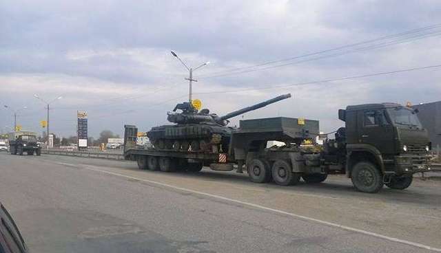 Бойовик «ЛНР» перекидають танки до лінії фронту