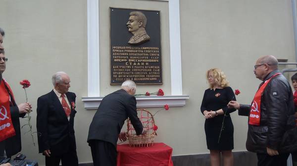 В Симферополе установили мемориальную доску убийце миллионов