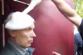 Главаря львовских коммунистов облили кефиром и закрыли в квартире