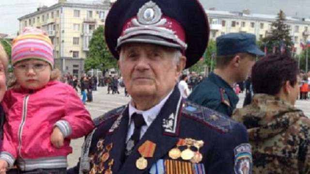 На параді в Луганську українські ветерани не начепили георгіївські стрічки