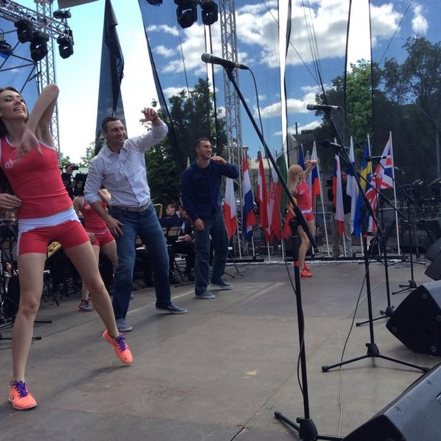 Кличко махав руками, стрибав та танцював для всіх активних киян