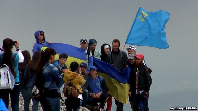 «Слава Украине!», саморезы и молитва: крымские татары поднялись на Чатыр-Даг