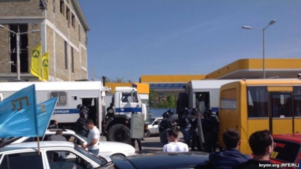 "Грузили как скот": в Симферополе массовые задержания участников автопробега