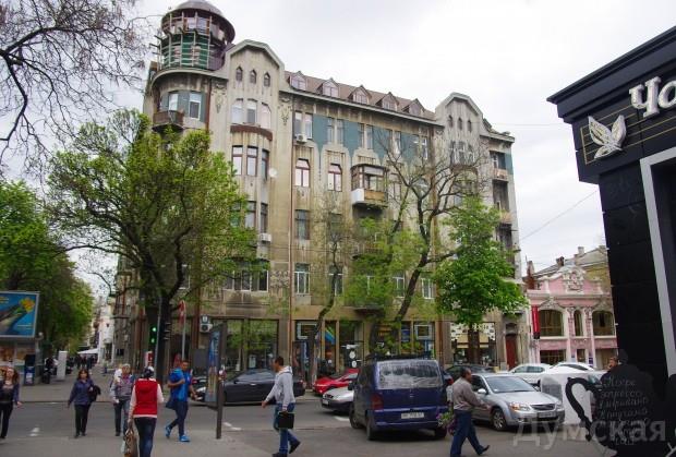 Прокурорская крыша Трунова протекла: как незаконная мансарда бывшего законника Одесской области разрушает 100-летний памятник архитектуры