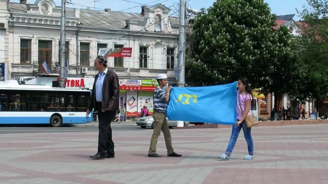 В Крыму выписали предупреждения за крымскотатарский флаг, который развернули 18 мая