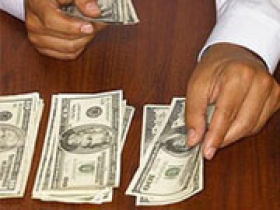 Украинцы стали охотнее расставаться с долларами