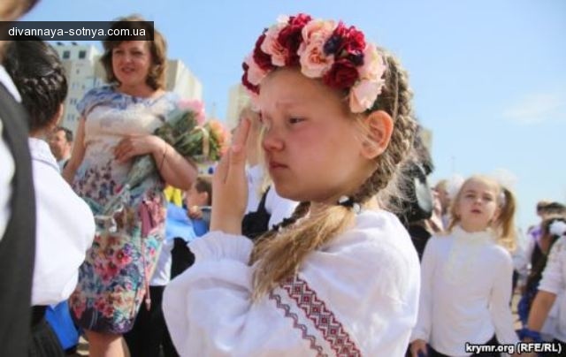 В Симферополе младшие ученики бывшей Украинской гимназии пришли на "последний звонок" в вышиванках