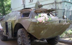 У Москві молодят садять на бронетранспортери