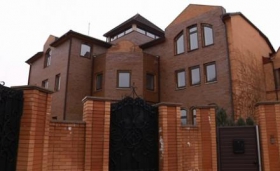 «Смотрящий» за киевской недвижимостью Януковича пытается прихватить землю на Оболони