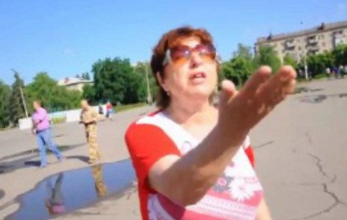 У "ватницы" случился приступ ломки на главной площади Славянска. ВИДЕО